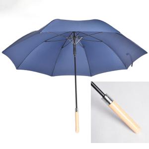 paraguas con mango de madera